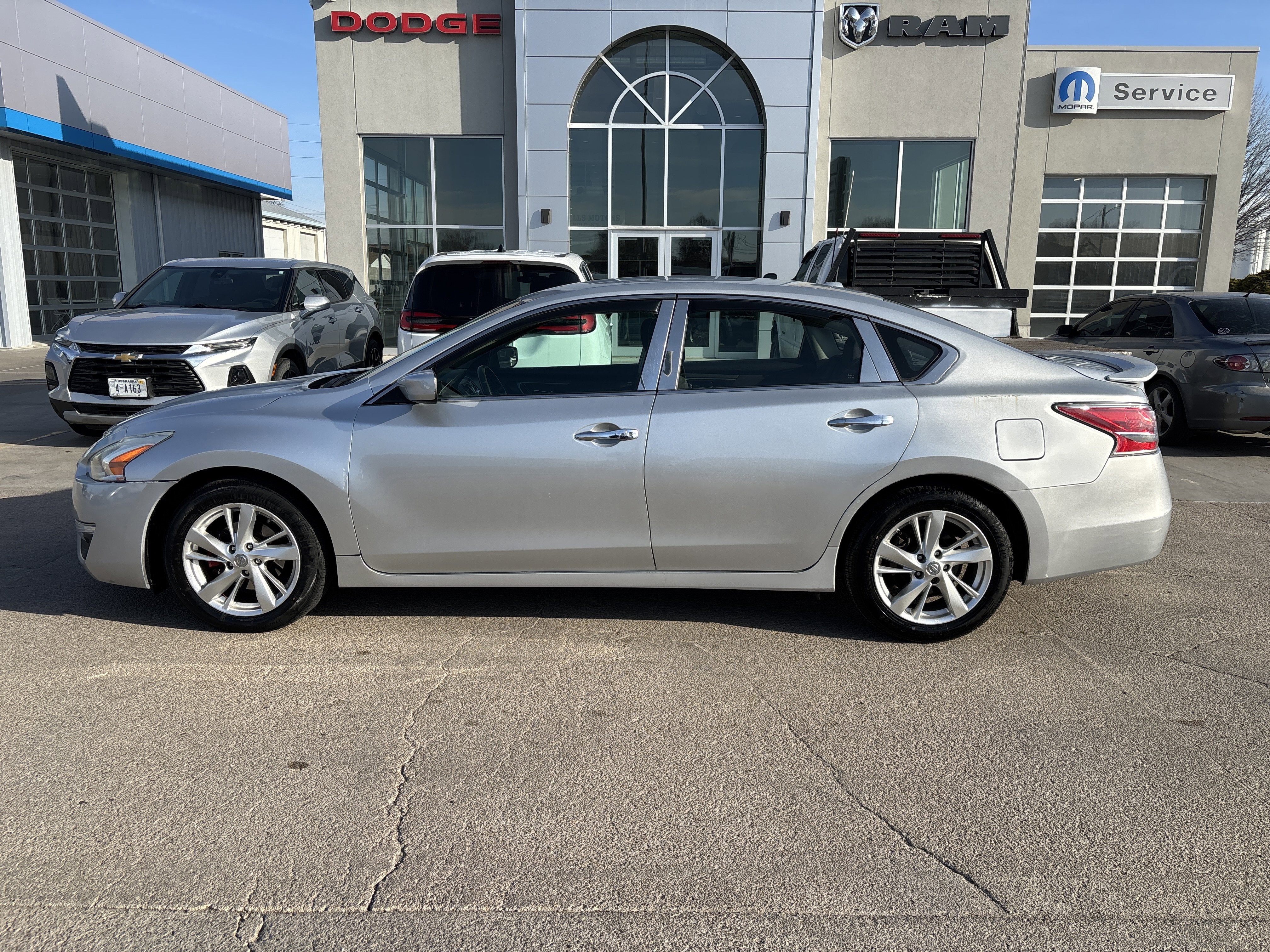Used 2013 Nissan Altima Sedan SV with VIN 1N4AL3AP4DN434137 for sale in Broken Bow, NE