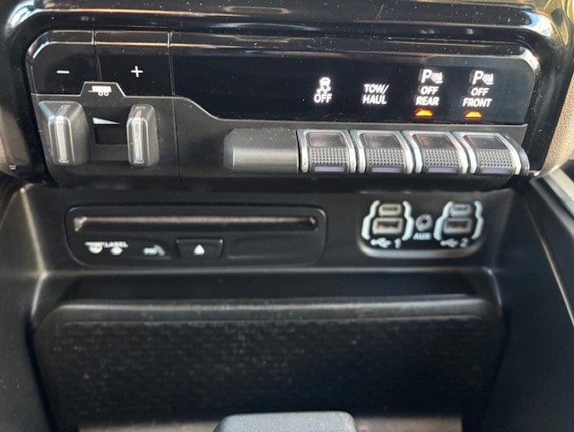 2019 RAM 2500 Laramie Crew Cab 4x4 6'4' Box