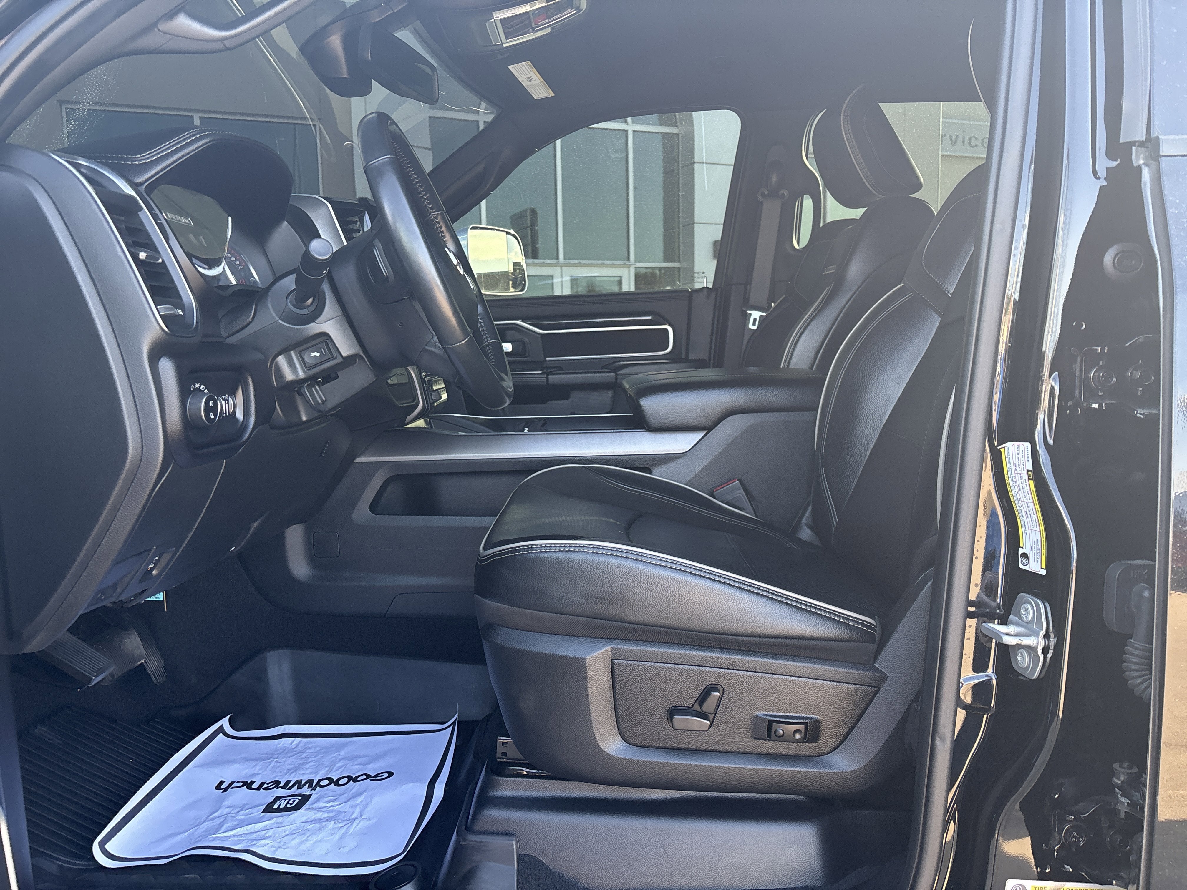 2022 RAM 2500 Laramie Crew Cab 4x4 6'4' Box