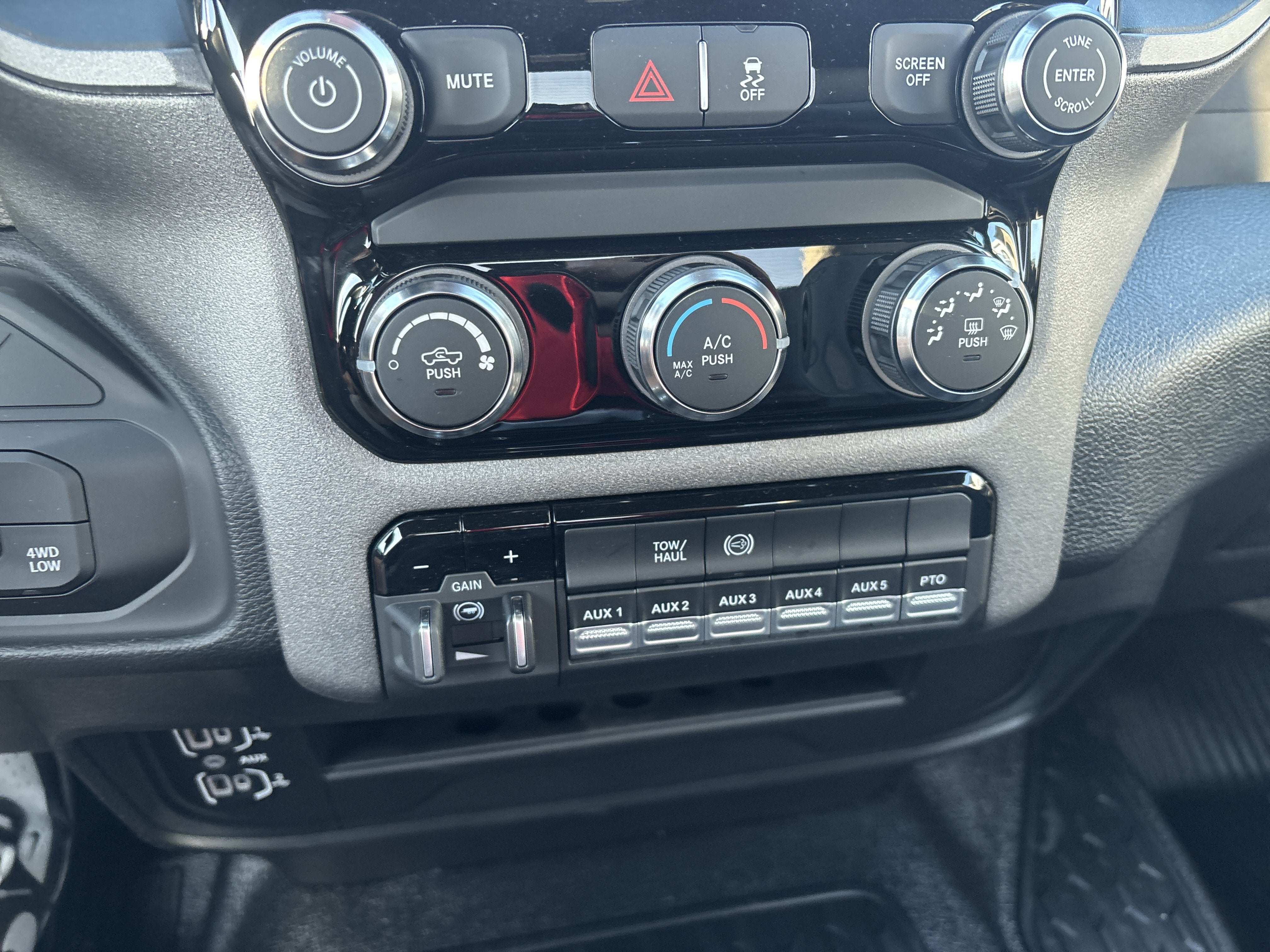 2027 RAM Ram 5500 Chassis Cab RAM 5500 TRADESMAN CHASSIS REGULAR CAB 4X4 60' CA